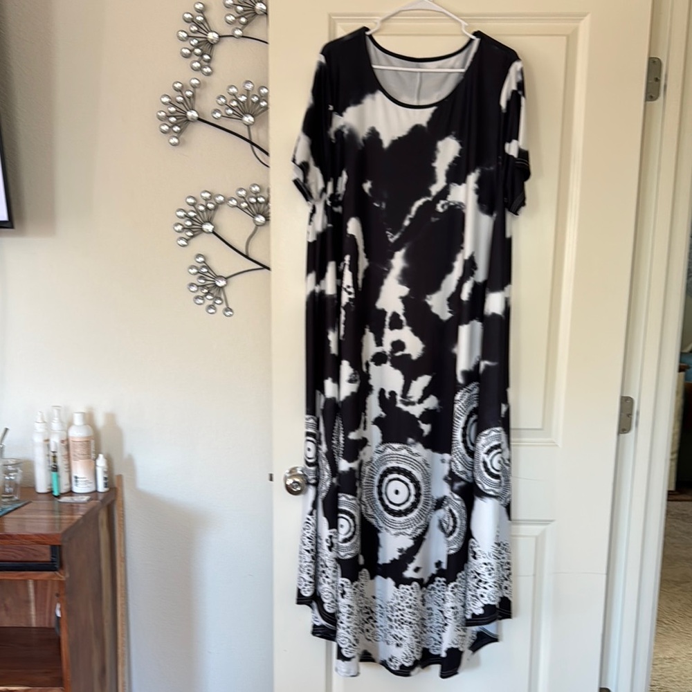 NWOT SHEIN Black and White Short Sleeve Scoop Neck Midi‎ Dress Size 1X